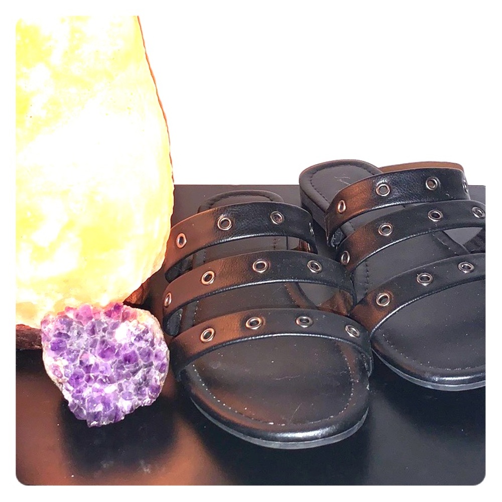 Flat Vera Wang Sandals